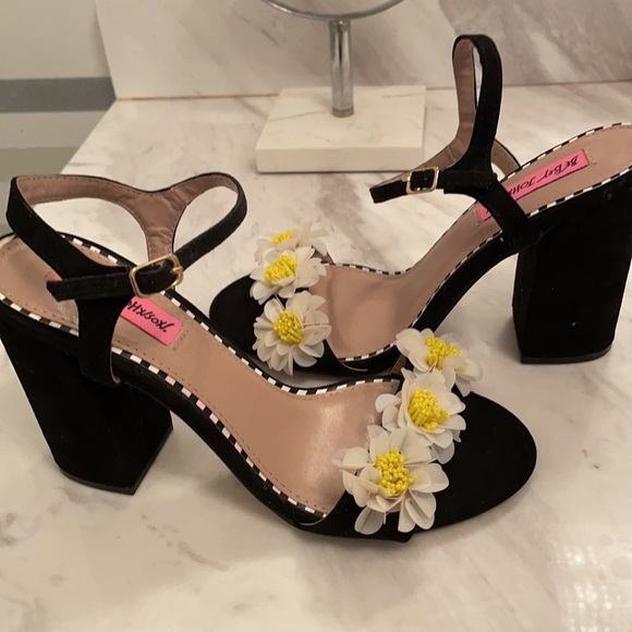 Betsey Johnson Shoes - Betsy Johnson  yellow & white Daisy  Sandals SZ 8